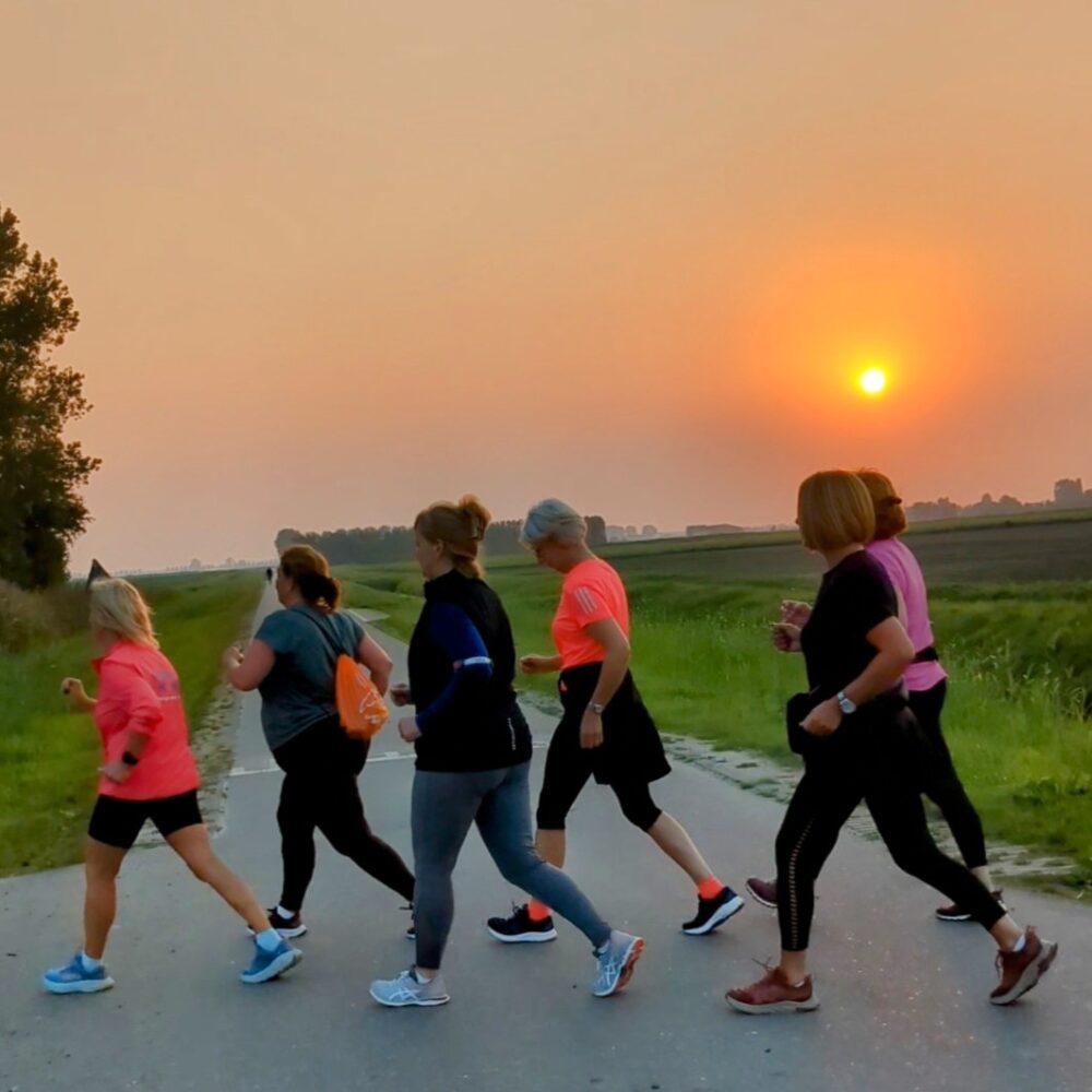 Powerwalken bij zonsondergang