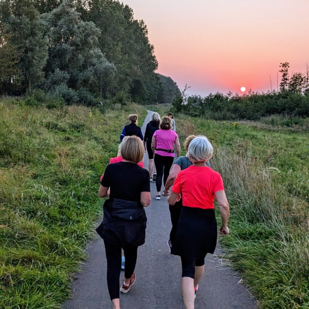 Powerwalken bij zonsondergang 2